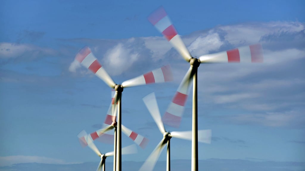 Eine Windkraftanlage in Bewegung.  Von den sechs neu geplanten Anlagen bei  Kuhndorf könnten die Anwohner profitieren.