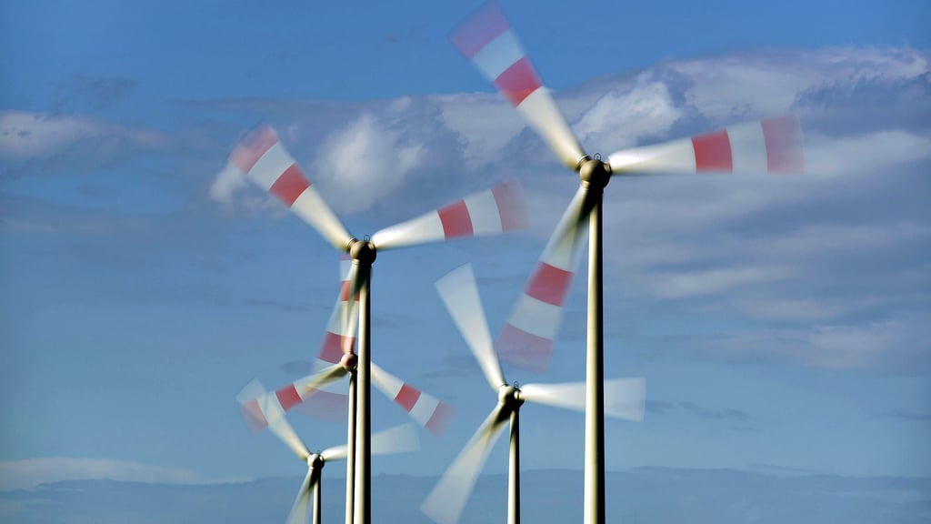 Eine Windkraftanlage in Bewegung.  Von den sechs neu geplanten Anlagen bei  Kuhndorf könnten die Anwohner profitieren.
