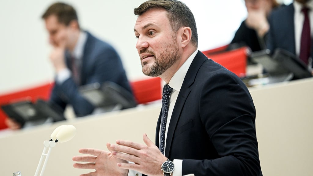 Brandenburgs Wirtschaftsminister Daniel Keller (SPD) wirbt für eine Steuerung des Ausbaus der Windenergie.