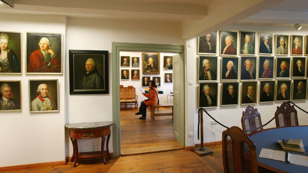 Der berühmte Freundschaftstempel im Gleimhaus Halberstadt. Der Dichter Johann Wilhelm Ludwig Gleim hat die Porträtsammlung angelegt. Geboren wurde er 1719  in Ermsleben.