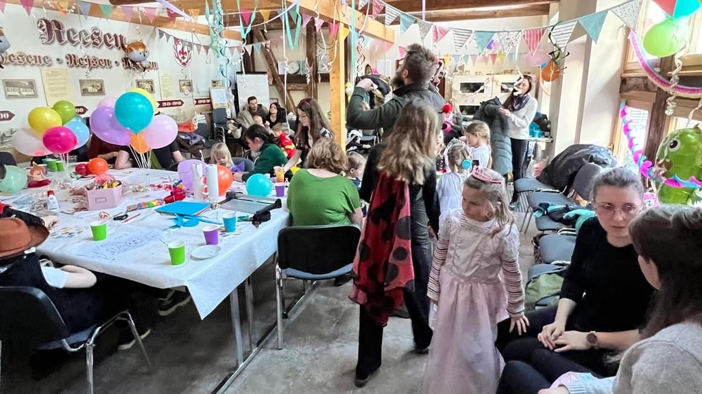 33 Kinder und ein Teil ihrer Eltern sind der Einladung zum Kinderfasching in das Dorfgemeinschaftshaus in Reesen gefolgt.