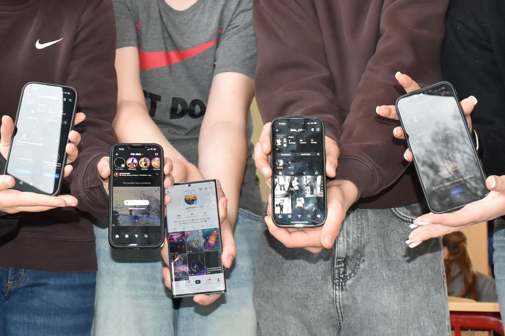 Für viele Jugendliche ist das Smartphone ständiger Begleiter. Verbieten oder begleiten?Schüler der Sekundarschule in Droyßig beziehen Position zum Thema Social Media.