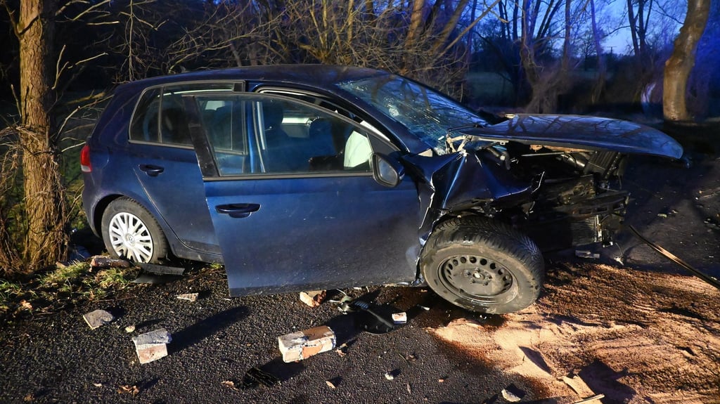 Eine 19-Jährige verlor am Dienstag zwischen Darnebeck und Jeeben die Kontrolle über ihr Auto. Sie krachte in ein Brückengeländer.