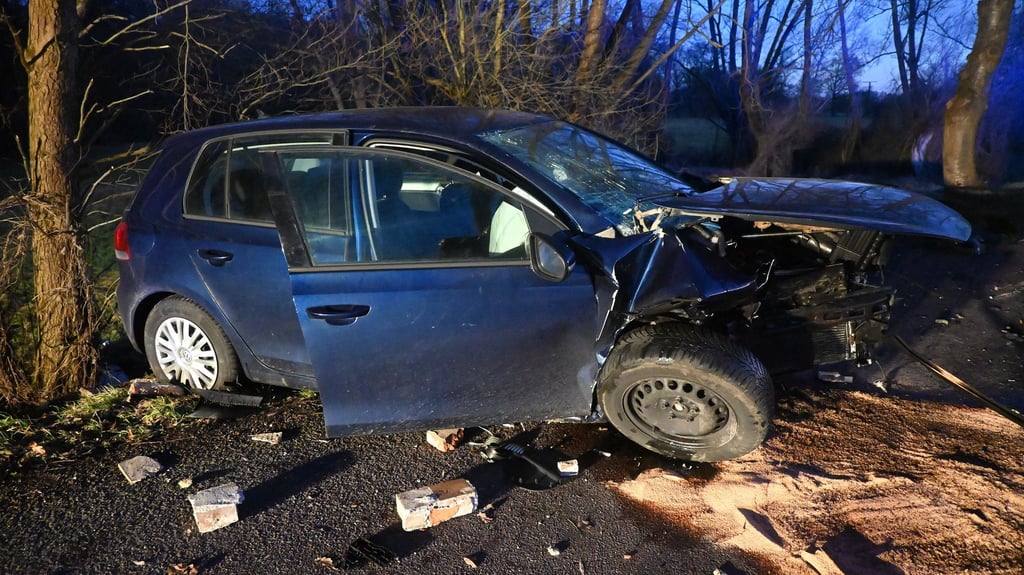 Eine 19-Jährige verlor am Dienstag zwischen Darnebeck und Jeeben die Kontrolle über ihr Auto. Sie krachte in ein Brückengeländer.