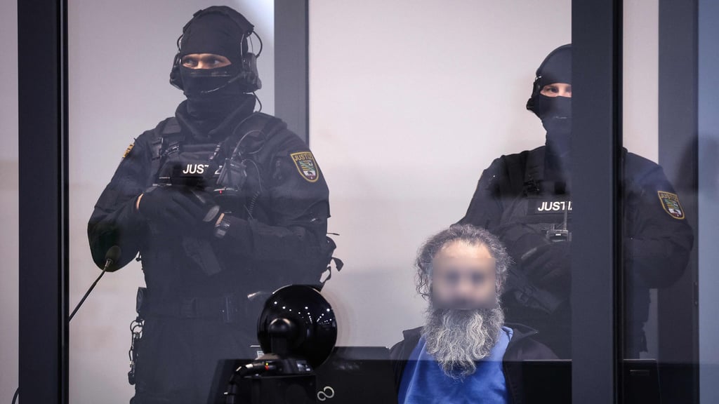 Der Angeklagte Taleb A. in seinem schusssicheren Glaskasten im Gericht. Der Prozess gegen ihn dürfte sich deutlich verlängern.