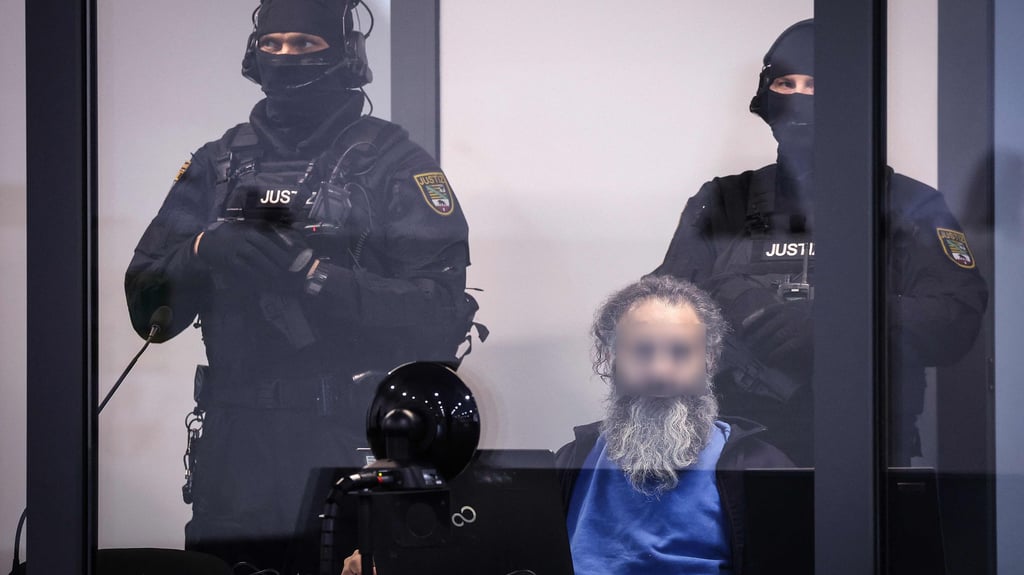 Der Angeklagte Taleb A. in seinem schusssicheren Glaskasten im Gericht. Der Prozess gegen ihn dürfte sich deutlich verlängern.