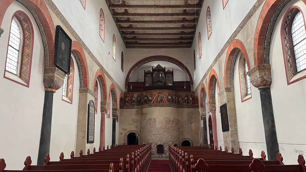 Die Gröninger Empore ist ein vielfach erforschtes Kunstwerk der Romanik. Hier zu sehen ist ein Duplikat, das Original befindet sich im Berliner Bode-Museum.