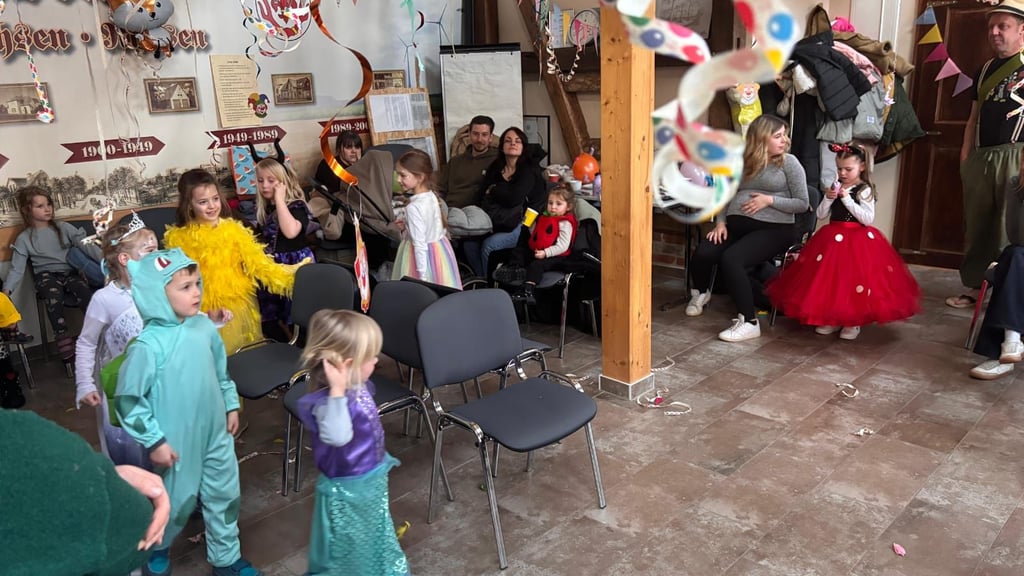 Impressionen vom Kinderfasching in Reesen, den der Heimatverein nun auf die Beine gestellt hat.