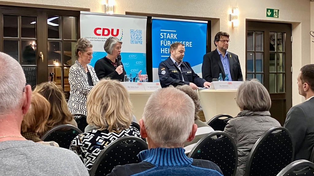 Landtagsabgeordnete Elke Simon-Kuch, Ministerin für Inneres und Sport Tamara Zieschang, THW-Ortsbeauftagter Eike Waldmann und kommunalpolitischer Sprecher Tobias Kroll (v.l.) informierten zur Vorbereitung auf Krisensituationen und beantworteten die Fragen der Teilnehmenden. 