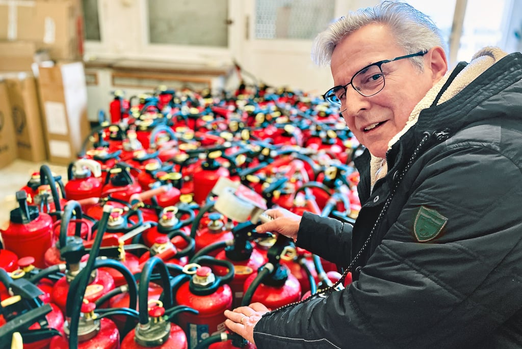 70 Feuerlöscher hat Mathias Wieczorek am vergangenen Wochenende in Roßlau eingelagert. Anfang März werden sie in die Ukraine geliefert. 