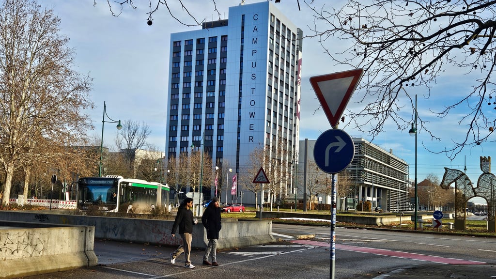 Um diesen Bereich am Magdeburger Universitätsplatz geht es. Könnte hier ein Fußgängerüberweg mehr Sicherheit bringen.