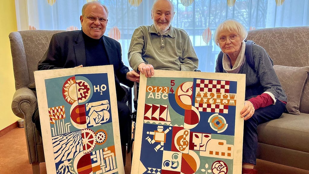 Das Wandbild an der Schule Droßdorf ist jetzt ein geschütztes Denkmal: Arnd Czapek, Joachim Hering (Mitte), Veronika Hering 