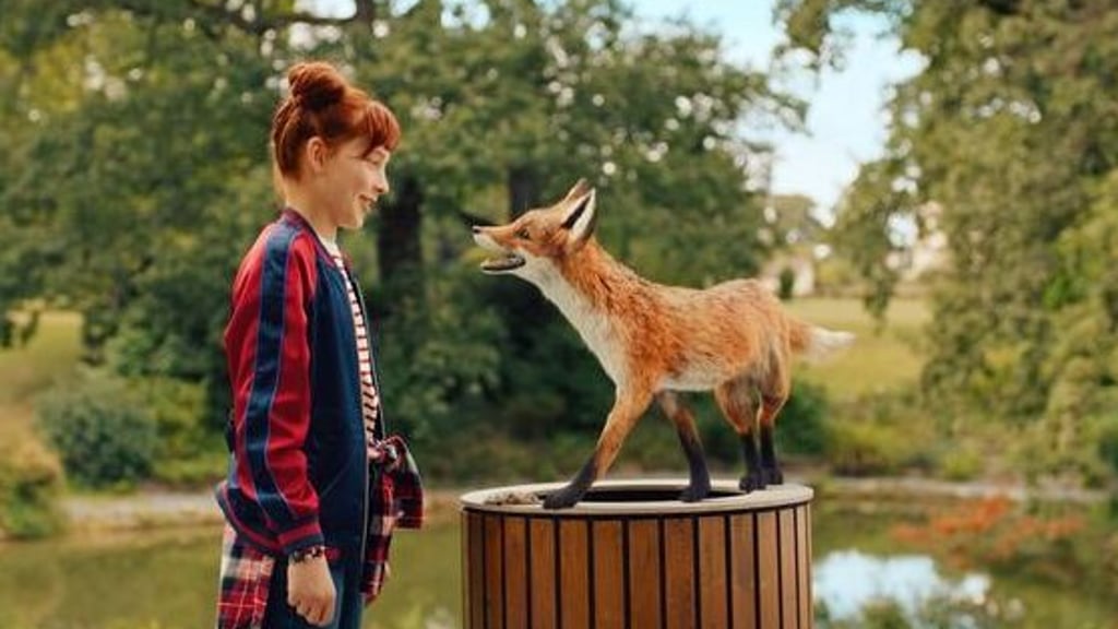 Emilia Maier spielt seit dem ersten Teil der Filmreihe „Die Schule der magischen Tiere“ Ida – ihr treuer Begleiter ist Fuchs Rabbat.