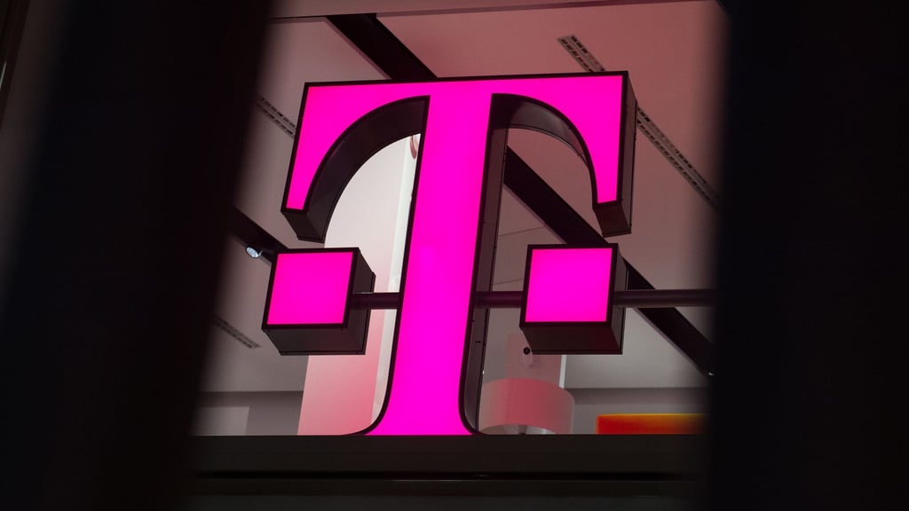 Ein Telekom-Logo strahlt in Magenta - für den Konzern sind die Behördenpläne eine gute Nachricht.