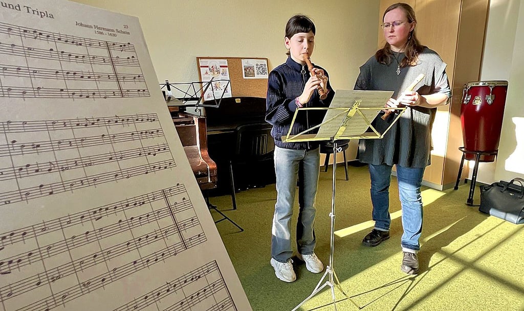 Lotta Göttsche arbeitet  mit einer Schülerin an der Blockflöte.