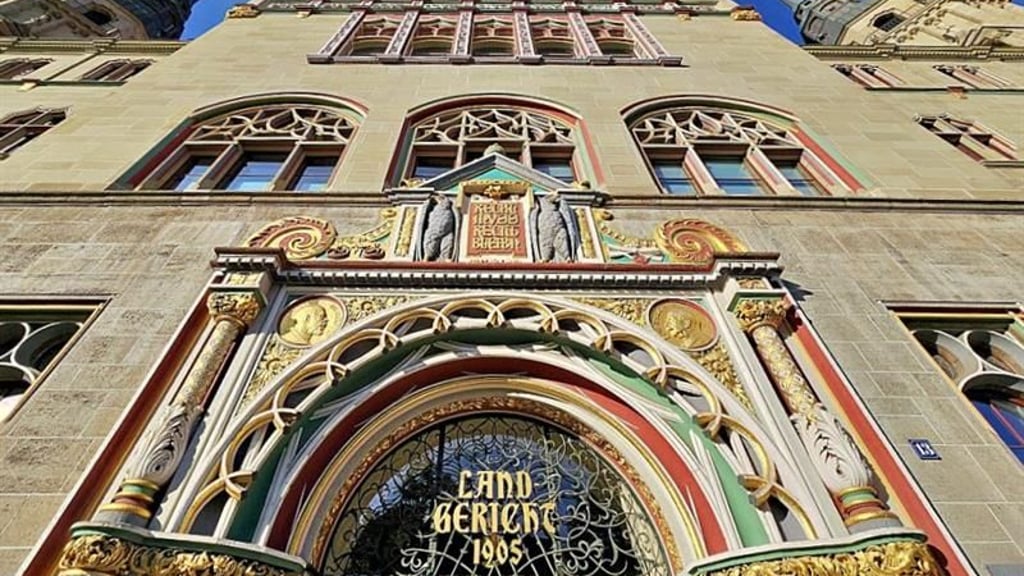 Vor dem Landgericht in Halle läuft das Verfahren um den rassistischen Überfall auf einen schwarzen Polizisten in Trotha.