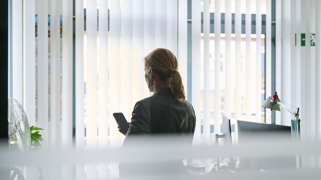 Es ist nie zu spät, mit dem Sparen anzufangen: Wer allerdings früh startet, kann den Zinseszinseffekt besser für sich nutzen.