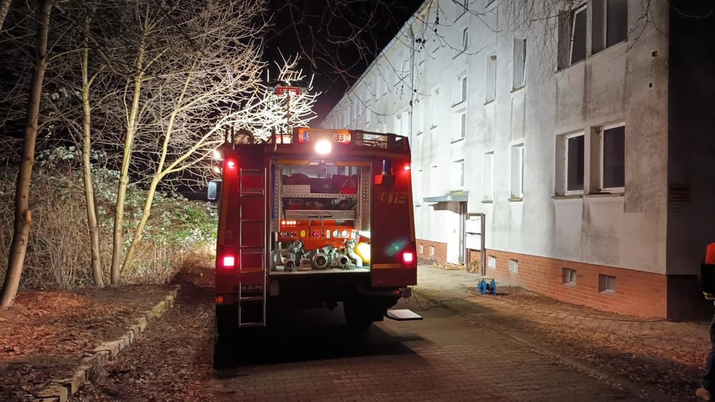 Die freiwillige Feuerwehr von Lichterfelde unterstützte die Polizei bei ihrem Großeinsatz in der Nacht zu Mittwoch.