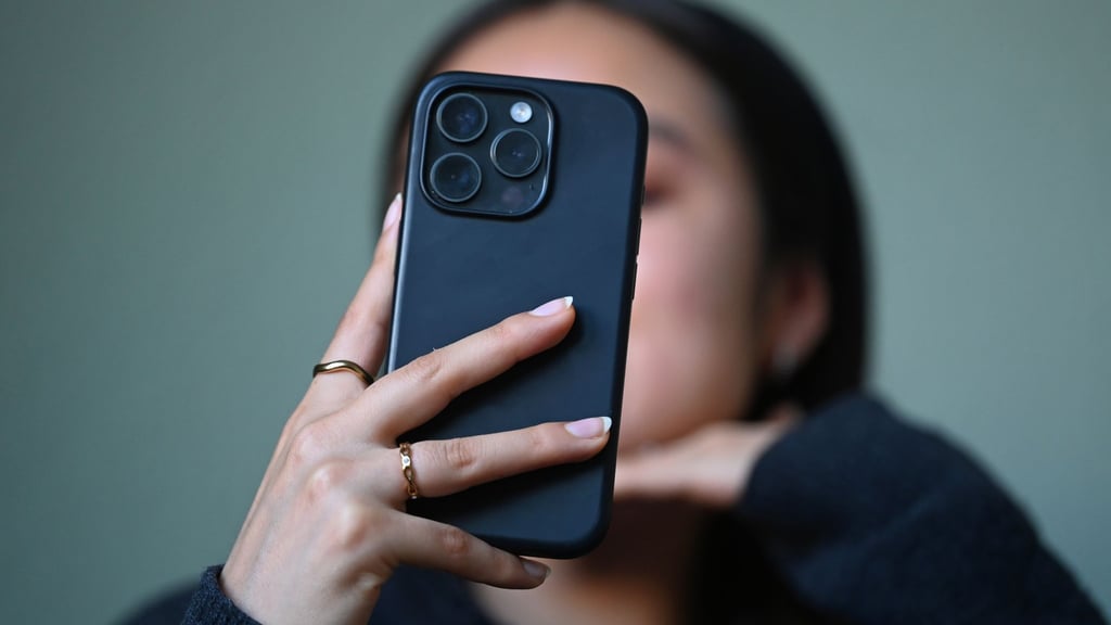 Der Griff zum Handy ist alltäglich geworden.