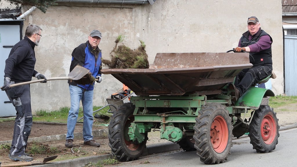 Beim Frühjahrsputz in Vahldorf kam auch historische Technik zum Einsatz,