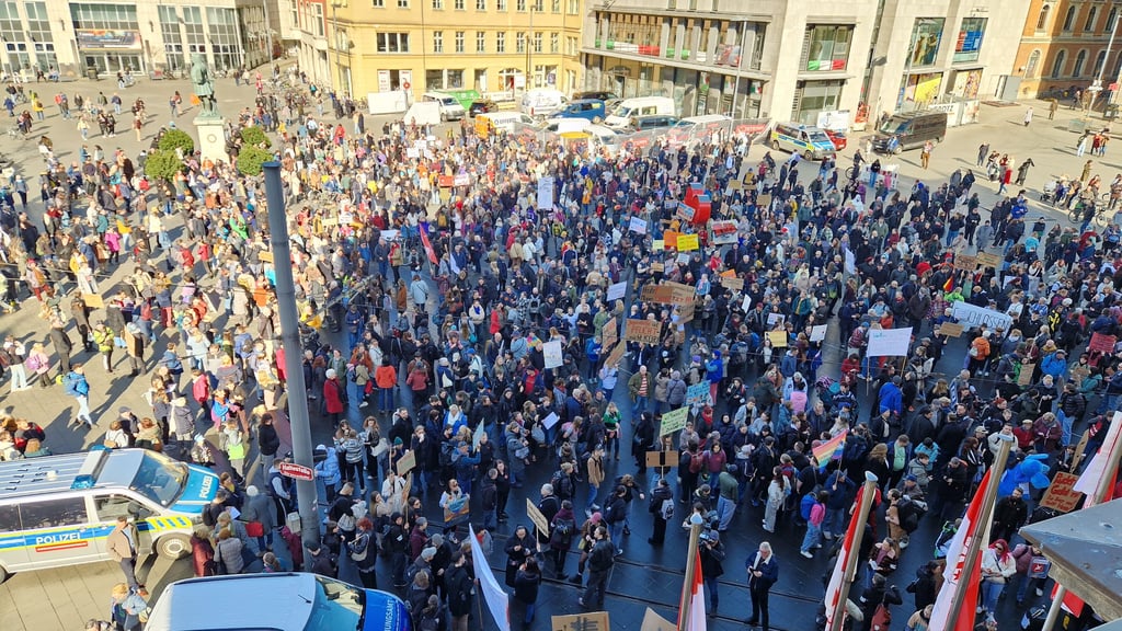 Eine große Menschenmenge hat sich am Mittwoch auf dem Marktplatz versammelt, um gegen die drohenden Schließungen zahlreicher sozialer Träger zu demonstrieren.
