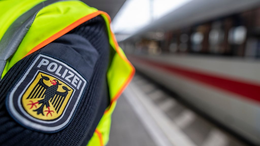 Die Bundespolizei ermittelt gegen eine 35-Jährige nach einem Angriff auf einen Zugbegleiter. (Symbolbild)