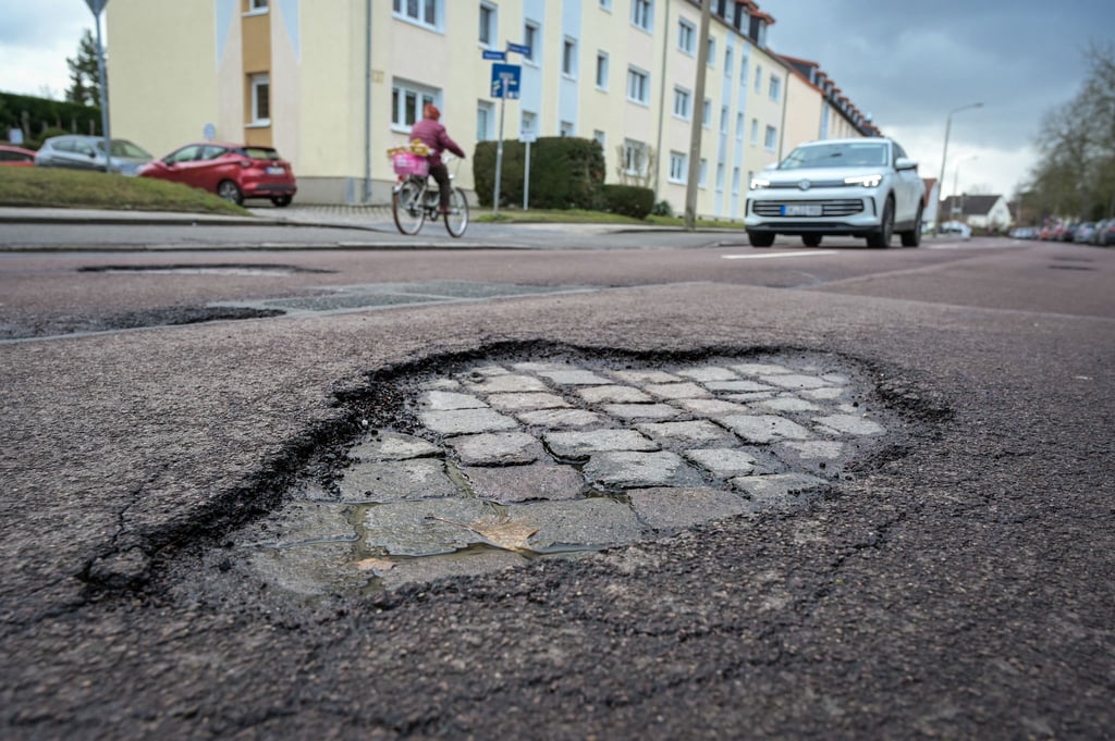 In Sachsen, Sachsen-Anhalt und Thüringen haben die Behörden nach dem Winter viele Straßenschäden festgestellt.