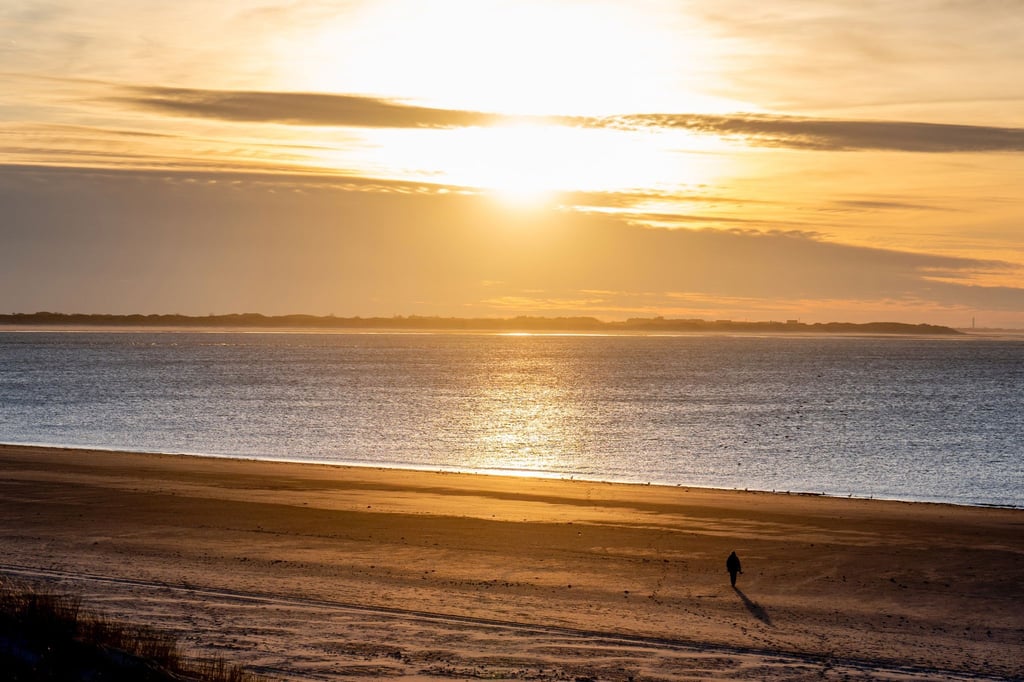 Das Wetter ist vielerorts frühlingshaft - auf den ostfriesischen Inseln wird es allerdings nicht so warm wie auf dem niedersächsischen Festland. (Archivbild)