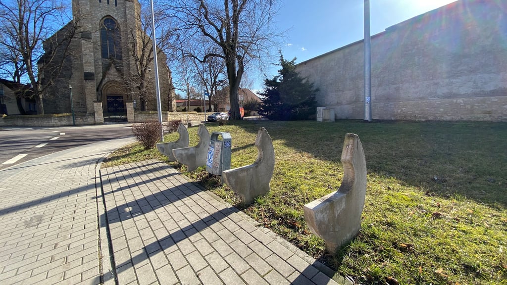 Vor wenigen Tagen: Bänke in der Nähe des Atzendorfer Bördedoms.