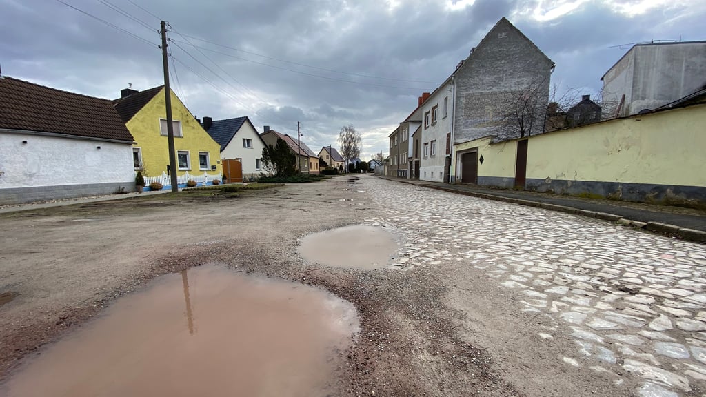 Gepflasterte, geschotterte und zunehmend, wenn überhaupt, notdürftig geflickte Straßen, hier Lenzstraße, sind in Atzendorf keinerlei Seltenheit.