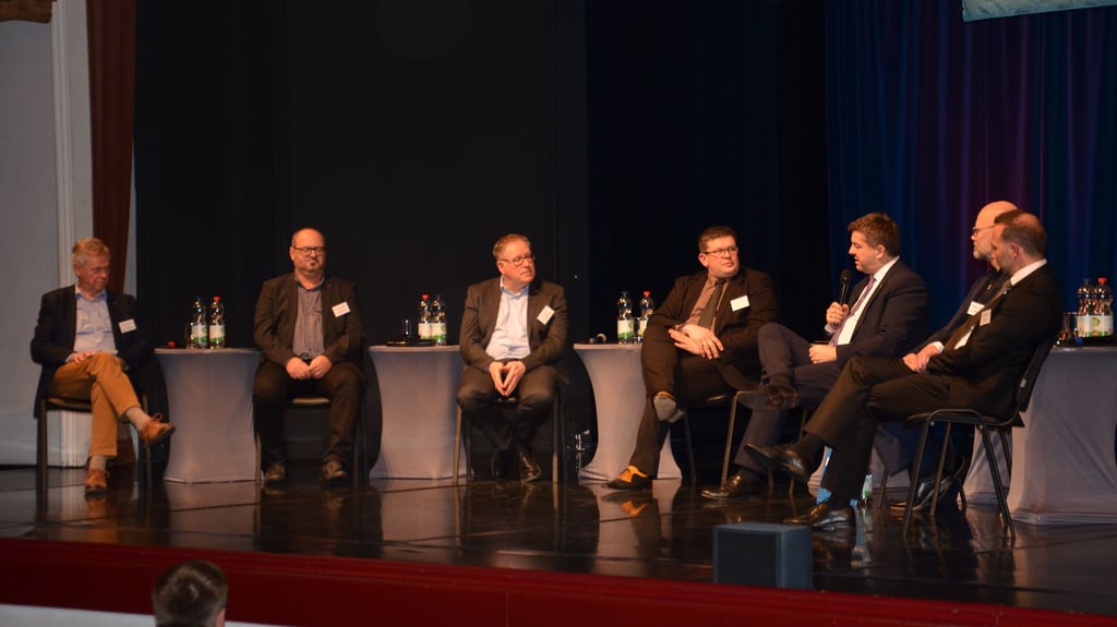 Im Podium des Staßfurter CDU-Wirtschaftsstammtischs fehlte der Staßfurter Bürgermeister.