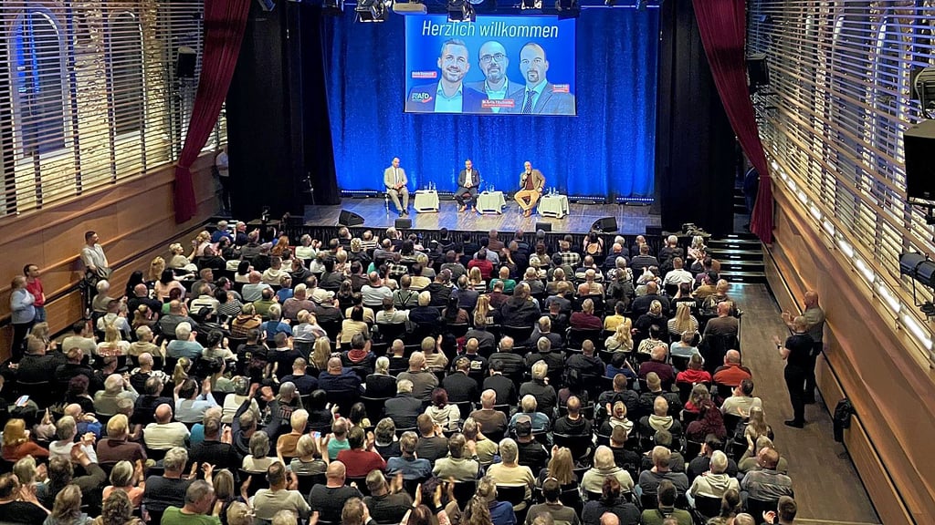 „Wo ist das bitte Vetternwirtschaft?“: Die AfD-Abgeordneten Daniel Roi, Ulrich Siegmund und Hans-Thomas Tillschneider (v.li.) spielen bei einem AfD-Bürgerdialog in Köthen das Problem herunter.