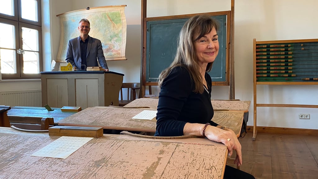Die Schulgeschichte der Stadt Wernigerode steht gerade im Harzmuseum im Fokus. Museumspädagogin Andrea Jäger und ihr Chef Olaf Ahrens zeigen das eigens dafür eingerichtete Klassenzimmer. 