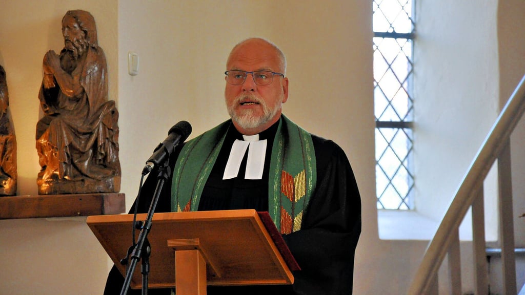 Joachim Thurn, evangelischer Pfarrer  der Sankt Georgs Gemeine Salzwedel, bei einer Predigt. Er zeigt auf was alles wegfallen würde, wenn die als gesichert rechtsextreme AfD Sachsen-Anhalt ihre Pläne durchsetzen könnte.&nbsp;