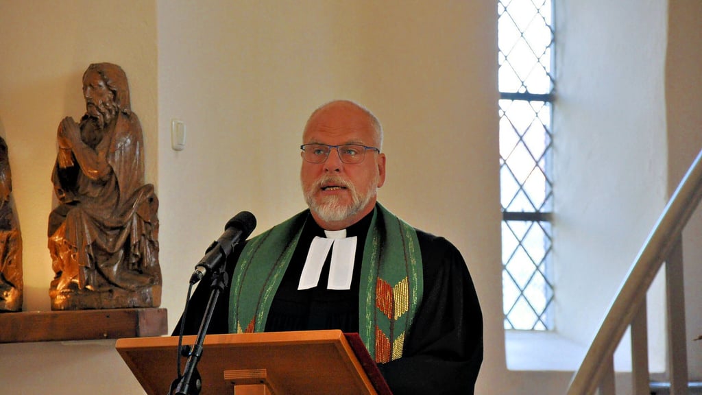 Joachim Thurn, evangelischer Pfarrer  der Sankt Georgs Gemeine Salzwedel, bei einer Predigt. Er zeigt auf was alles wegfallen würde, wenn die als gesichert rechtsextreme AfD Sachsen-Anhalt ihre Pläne durchsetzen könnte.&nbsp;