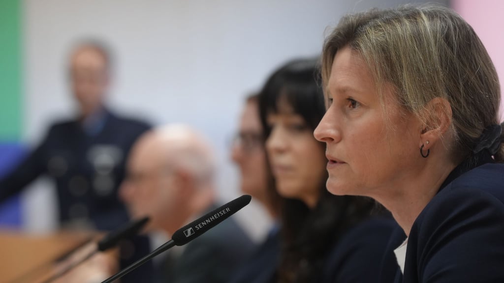 Simone Roeder von der Kripo Koblenz spricht bei der Pressekonferenz über die Ermittlungen.