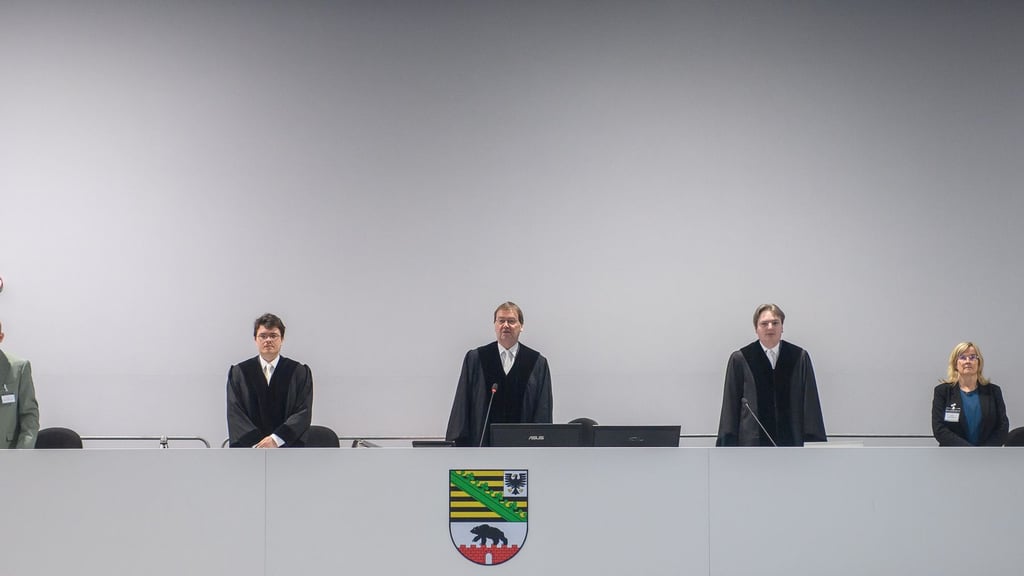 Drei Berufsrichter und zwei Schöffen urteilen über den Täter im Weihnachtsmarkt-Prozess.