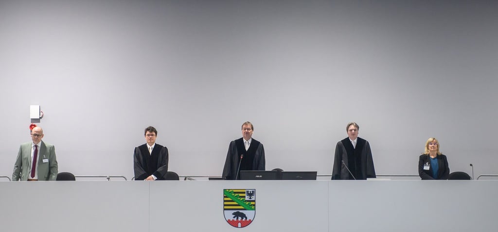 Drei Berufsrichter und zwei Schöffen urteilen über den Täter im Weihnachtsmarkt-Prozess.