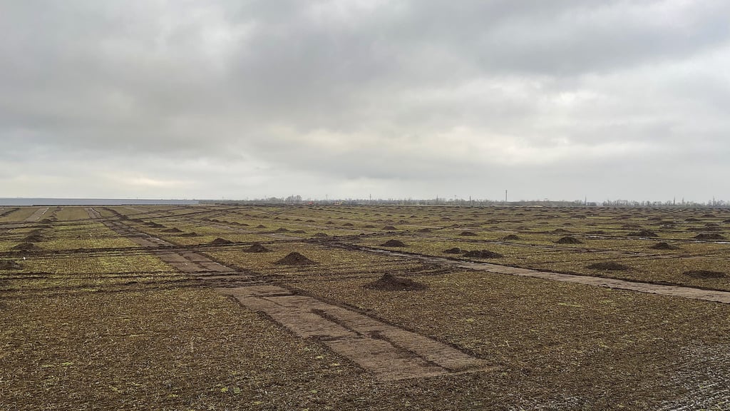 Kurz vor Teutschenthal wird auf dem Feld neben der L164 gearbeitet. Was passiert dort?