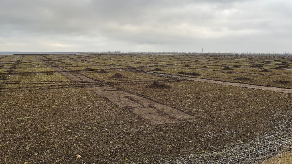 Kurz vor Teutschenthal wird auf dem Feld neben der L164 gearbeitet. Was passiert dort?