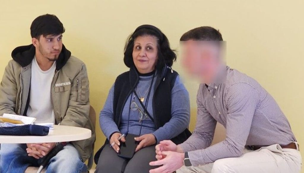 In der Verhandlungspause unterhalten sich der Polizist und der junge Afghane mit Hilfe einer Dolmetscherin. Der Polizist hatte den damals 18-Jährigen nach dem Unfall auch ein Mal im Krankenhaus besucht.