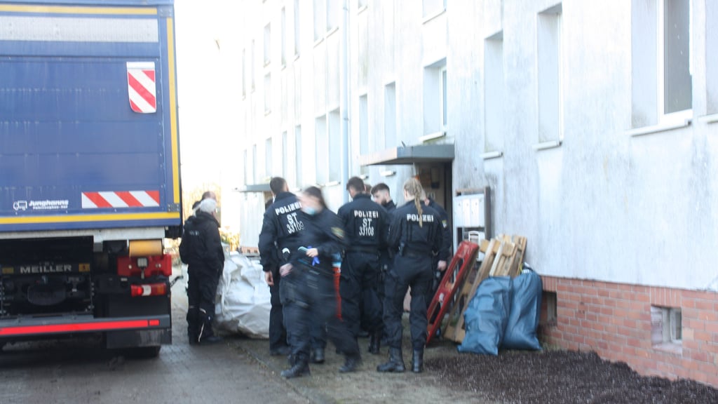 Am Dienstag und Mittwoch sicherte die Stendaler Polizei mit einem Großaufgebot an Einsatzkräften Beweismittel aus dem Haus in Lichterfelde.