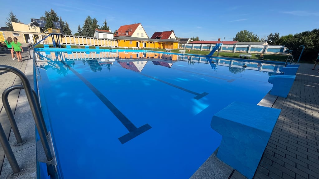 Blick auf das Volksbad in Roitzsch. 