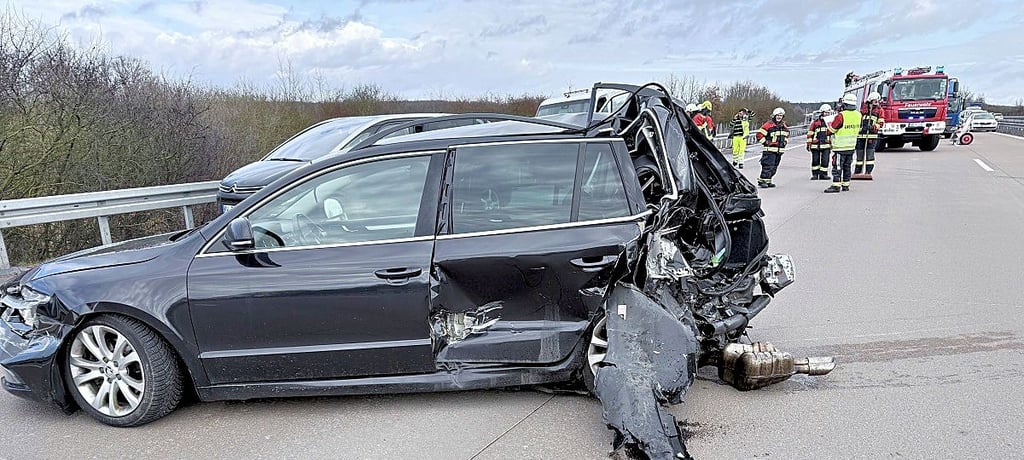 Der schwer beschädigte Skoda nach dem Unfall auf der A9 bei Dessau.