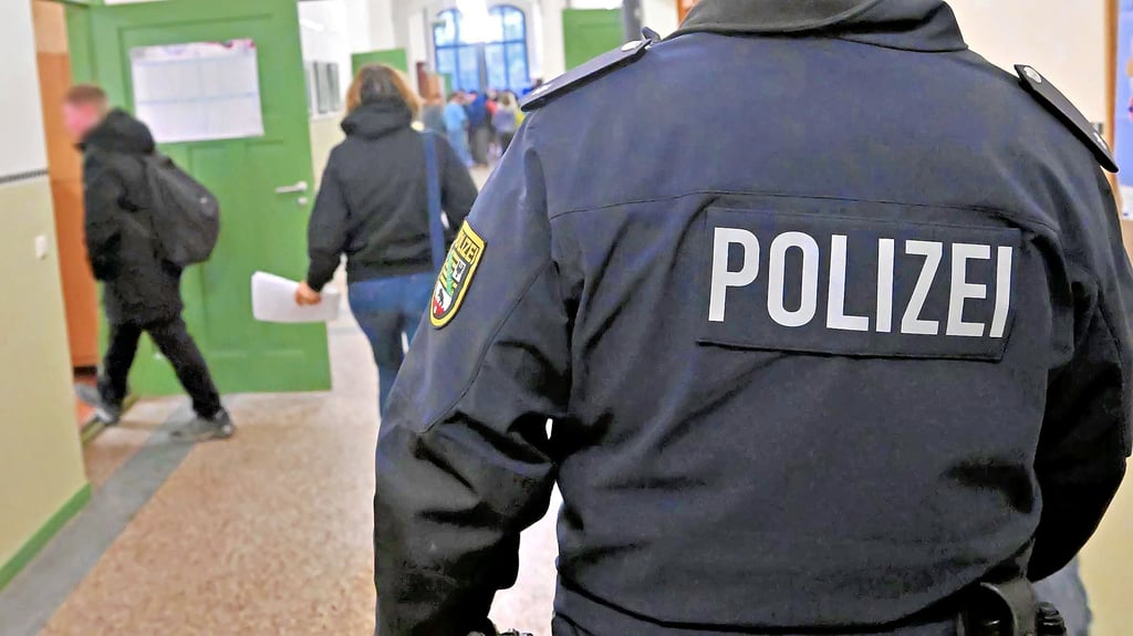 Nach einem Bedrohungsfall am Ascherslebener Gymnasium Stephaneum hat auch die Polizei am Dienstag und Mittwoch sofort Maßnahmen ergriffen.