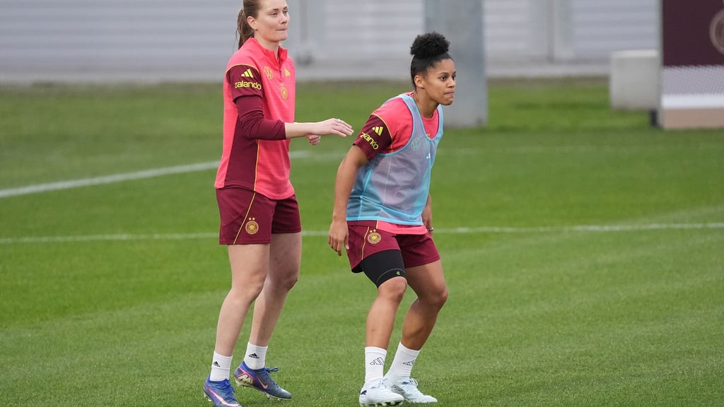 Sjoeke Nüsken (l.) und Shekeira Martinez: England-Profis beim DFB-Training.