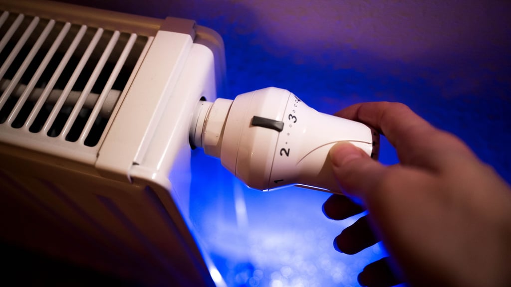 Eine Frau dreht am Thermostat eines Heizkörpers. Heizt man in der Einheitsgemeinde Allstedt in einigen Jahren anders?