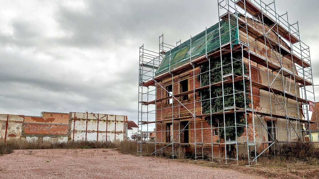 Das Kontorhaus auf dem Gelände der alten Getreidemühle in Gommern ist schon seit dem Spätherbst 2024 eingerüstet. Seither hat sich in Sachen Sanierung und Neubau zumindest sichtbar nichts getan.