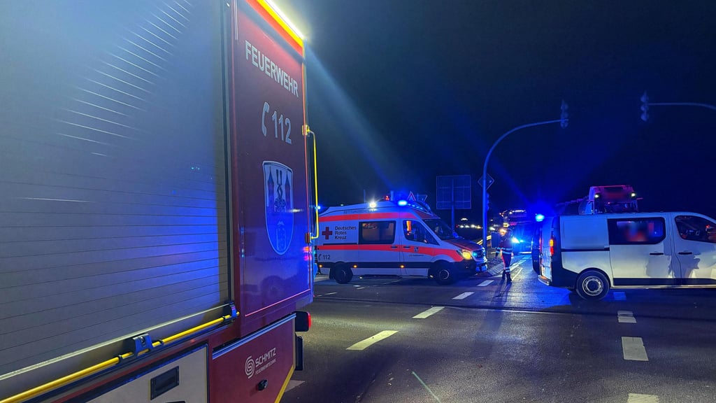 Ein schwerer Verkehrsunfall ereignete sich auf der Altenburger Chaussee in Bernburg. 