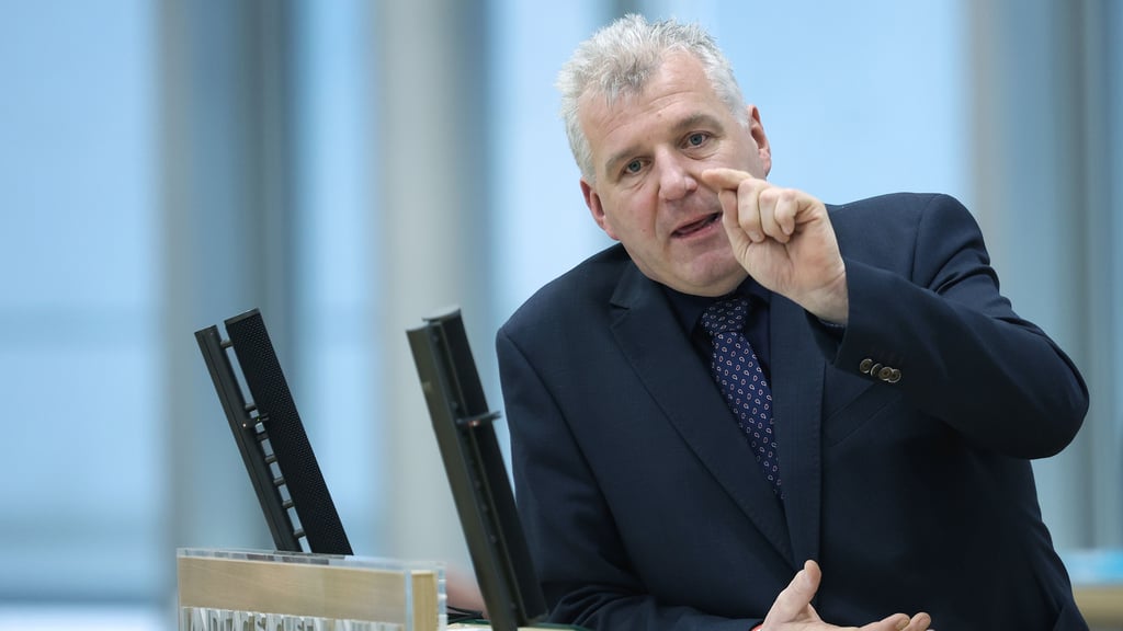 CDU-Fraktionschef Guido Heuer beschäftigt die Mutter des Landesrechnungshof-Präsidenten Kay Barthel.